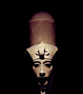 Ägyptische Antiquität: Statue von Amenhotep IV mit der Doppelkrone. Detail der Skulptur. Aus dem Tempel des Amun-Ra in Theben. Luxor-Museum, Ägypten