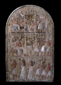 Ägyptische Antike: Stele des Paares Maia, die Verstorbenen bringen den Göttern Geschenke dar. 18. Dynastie. Aus der Kapelle von Maia, Deir el-Medineh, Neues Reich. Turin, Ägyptisches Museum