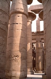 Ägyptische Antike: Ansicht der Säulen des Hypostylsaals des Tempels von Amun. Karnak in Luxor, Ägypten