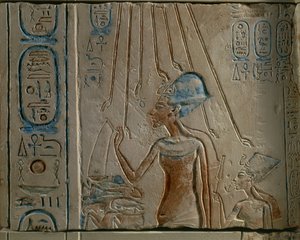 Ägyptische Gravur darstellend Echnaton und Nofretete, die Sonnenscheibe anbetend, aus Tall al-Amarnah, Ägypten, Neues Reich, XVIII. Dynastie von Egyptian 18th Dynasty