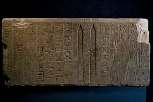 Hatschepsut und ihre Obelisken, Quarzitblock, aus dem Tempel des Amun in Karnak, Ägyptische Zivilisation, Neues Reich, Dynastie XVIII