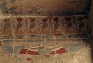 Bemalte Wand mit Sonnenscheibe, Uraeus und Geier von Oberägypten, Totentempel von Hatschepsut, Deir el-Bahari, Thebanische Nekropole (UNESCO-Welterbeliste)