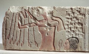 Relief, das Akenhaten und seine Tochter zeigt, die dem Aten Opfer darbringen, Neues Reich, ca. 1352-1336 v. Chr. (Kalkstein) von Egyptian 18th Dynasty