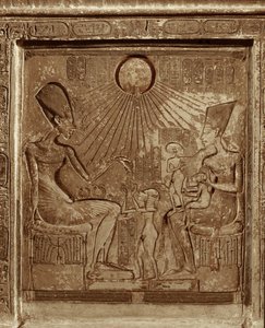 Das Familienleben des Pharaos Amenophis IV. Echnaton, Königin Nofretete und 3 Töchter beten zur Sonne (Relief) von Egyptian 18th Dynasty
