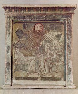 Stele mit dem Aten, der Amenophis IV (Echnaton) (ca. 1352-1336 v. Chr.), seiner Frau Nofretete und drei ihrer Töchter Leben und Wohlstand gibt, aus Tell el-Amarna, Neues Reich, ca. 1353-1337 v. Chr.
