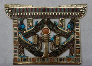 Tempelförmiger Brustpanzer, Schatzkammer von Tutanchamun, Ägypten, ägyptische Zivilisation, Neues Reich, Dynastie XVIII von Egyptian 18th Dynasty