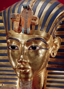 Die goldene Maske, aus dem Schatz des Tutanchamun (ca. 1370-52 v. Chr.) ca. 1340 v. Chr. (Gold mit Halbedelsteinen eingelegt)