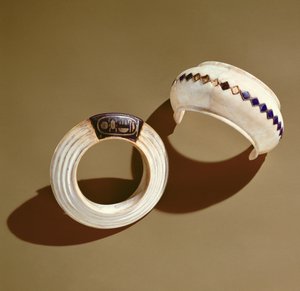 Zwei Armbänder, aus dem Grab von Tutanchamun, Neues Reich von Egyptian 18th Dynasty