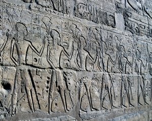 Figuren, die Bergbaudistrikte symbolisieren und ihre Tribute an Gott bringen, Relief, Ramesses II. Hof, Tempel von Amun (Unesco-Weltkulturerbe) von Egyptian 19th Dynasty