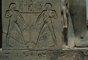 Detail eines Reliefs, das zwei Männer darstellt von Egyptian 19th Dynasty
