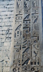 Detail des rosafarbenen Granitobelisken, Höhe 25 Meter, in Auftrag gegeben von Ramses II., Tempel des Amun, Karnak-Tempelkomplex, Luxor, Theben (Unesco-Welterbestätte)