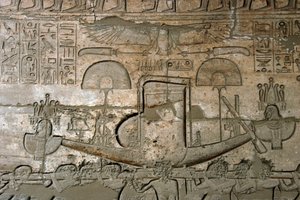Ägyptische Antiquität: Ansicht der Reliefs, die die Prozession des heiligen Bootes darstellen, Gedenktempel, der dem Pharao Ramses II. (1279-1213 v. Chr.) gewidmet ist, Ramasseum-Stätte (Ramesseum) in Luxor, Ägypten von Egyptian 19th Dynasty