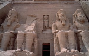 Ägyptische Antiquität: Koloss des Tempels von Ramses II. (1271-1256 v. Chr.), Abu Simbel, Assuan, Ägypten
