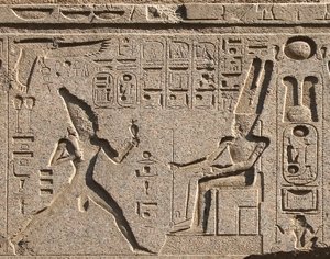 Ägyptische Antike: Detail des Architravs, der die Darstellung von Pharao Ramses II. ehrt den Gott Amon und Hieroglyphen schmückt, Tempel von Pharao Ramses II. (1292-1186 v. Chr.) in Luxor. Ostufer (Theben), Ägypten