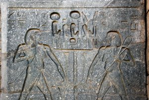 Ägyptische Antike: Detail des Sockels der Statue von Pharao Ramses II. (1292-1186 v. Chr.), das die Vereinigung von Ober- und Unterägypten darstellt. Tempel von Luxor. Ostufer (Theben), Ägypten