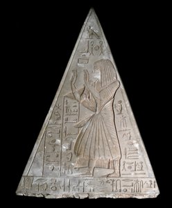 Ägyptische Antiquität: Pyramidenspitze der Kapelle von Ramose, dekoriert mit der Darstellung des Verstorbenen, der Re-Atum anbetet. 19. Dynastie (1295-1190 v. Chr.) Deir el Medineh, Turin