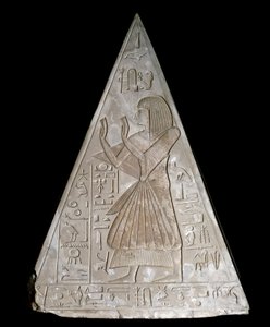Ägyptische Antiquität: Pyramidenspitze der Kapelle von Ramose, dekoriert mit der Darstellung von Ra-Harachte