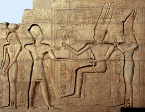 Ägyptische Antike: Relief, das Pharao Ramses II. vor zwei Gottheiten der thebanischen Triade, Amon und Mut, darstellt; Totentempel, der dem Pharao Ramses II. (1279-1213 v. Chr.) gewidmet ist, Standort Ramasseum in Luxor, Ägypten.