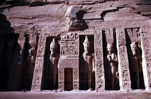 Fassade des Tempels der Königin Nefertari, Neues Reich, ca. 1250 v. Chr. von Egyptian 19th Dynasty