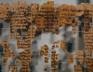 Fragmente des Turiner Papyrus, auch bekannt als Königspapyrus oder Königskanon-Papyrus, etwa 41 x 170 cm, wahrscheinlich aus der Regierungszeit von Ramses II. aus Theben, ägyptische Zivilisation, Neues Reich, Dynastie XIX