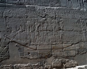 Totenboot, Detail aus Szenen von Opfergaben an Götter, Relief, Innenwände der Großen Hypostylhalle, Karnak-Tempelkomplex (Unesco-Welterbeliste) von Egyptian 19th Dynasty