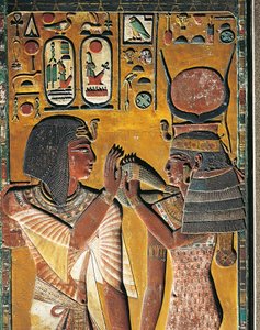 Göttin Hathor bietet dem Pharao ihre Halskette an (Flachrelief)