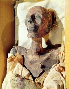 Mumifizierter Körper von Ramses II (1304-1237 v. Chr.) in einem Grab in Deir al-Bahri gefunden