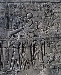 Ramses II. vor dem heiligen Boot, Relief, Innenwände der Großen Säulenhalle, Karnak-Tempelkomplex (Unesco-Welterbeliste)