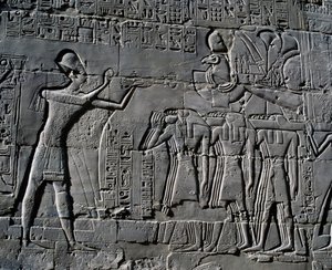 Ramses II bringt Opfer vor dem heiligen Boot dar, Relief, Innenwände der Großen Säulenhalle, Karnak-Tempelkomplex (Unesco-Welterbeliste) von Egyptian 19th Dynasty