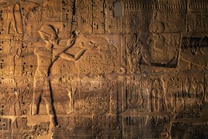 Ramses II. bringt Opfer vor dem heiligen Boot, Karnak, Ägypten (Relief)