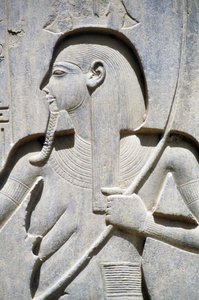 Relief vom Sockel der Statue von Ramses II., Hof von Ramses II., Tempel des Amun, Luxor, Altes Theben von Egyptian 19th Dynasty