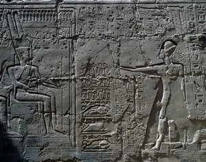 Der König vor Gott Amun, Detail aus Szenen von Opfergaben an Götter, Relief, Innenwände der Großen Hypostylhalle, Karnak-Tempelkomplex (Unesco-Welterbeliste)
