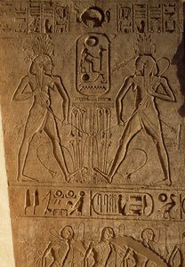 Vereinigung von Ober- und Unterägypten und Kartusche des Pharaos, Relief am Sockel der Throne, Tempel von Ramses II., Abu Simbel, Ägypten, Neues Reich, Dynastie XIX von Egyptian 19th Dynasty
