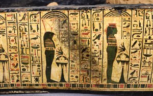 Detail der äußeren Sargbasis der Mumie von Nesyamun, möglicherweise gefunden in Deir El-Bahri, Neues Reich, ca. 1100 v. Chr. (bemaltes Holz)