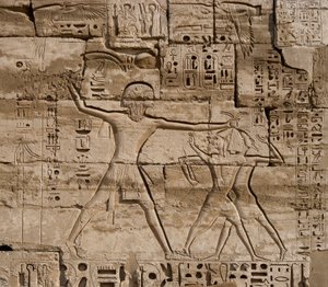 Ägyptische Antiquität: Detail der Reliefs, die die Siege des Pharaos über die Völker des Meeres feiern. Totentempel von Ramses III. (1187-1156 v. Chr.). Luxor, Medinet Habu, Ägypten