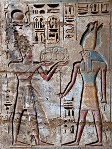 Ägyptische Antike: erster Hof, Detail von bemalten Reliefs, die den Pharao zeigen, der Opfergaben an die Gottheit Horus bringt. Totentempel von Ramses III (1187-1156 v. Chr.). Luxor, Medinet Habu, Ägypten von Egyptian 20th Dynasty