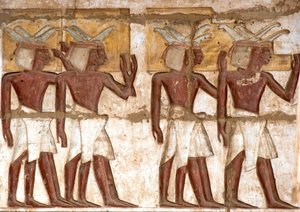 Ägyptische Antike: erster Hof, Detail der bemalten Reliefs, die eine Gruppe von Nubiern darstellen, die dem Pharao Opfergaben bringen. Totentempel von Ramses III. (1187-1156 v. Chr.). Luxor, Medinet Habu, Ägypten von Egyptian 20th Dynasty