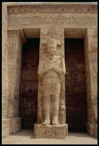 Eine der stehenden Figuren von Ramses III. (ca. 1184-1153 v. Chr.) als Gott Osiris, Ostseite des ersten Hofes oder der Halle der Erscheinungen, des Totentempels von Ramses III., Neues Reich, ca. 1185-10