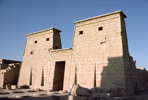 Südliche Fassade und Pylon des Tempels von Khonsu, Neues Reich, ca. 1100 v. Chr. von Egyptian 20th Dynasty