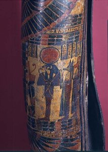 Detail des Sarkophags, der Re-Harakhty mit Sonnenscheibe zeigt, der Krummstab und Geißelzepter hält, zwei Söhne des Horus stehen dahinter, Dritte Zwischenzeit, 850-730 v. Chr. (polychromer Gips) (Detail) von Egyptian 22nd Dynasty