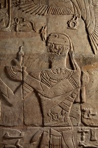 Relief auf einem Schrein, errichtet von Pharao Taharqa im Hof des von ihm erbauten Tempels von Amun in Kawa in Nubien, 25. Dynastie, Spätzeit, 690-64 v. Chr. (Detail)