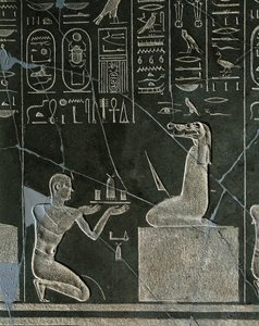 Dolerit-Relief von Nectanebo I., König, der ein Geschenk an einen krokodilköpfigen Dämon überreicht, aus Heliopolis im Tempel von Atum von Egyptian 30th Dynasty