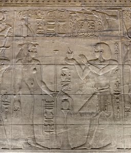 Reliefs im inneren Heiligtum, Philae-Tempel, Assuan, Ägypten