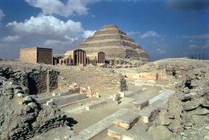 Komplex von Djoser einschließlich der Stufenpyramide und des Eingangs zum Gehege, Ägyptisch, Altes Reich