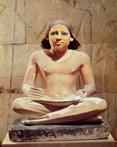 Schreiber im Schneidersitz mit einer Papyrusrolle, aus Saqqara, Altes Reich ca. 2475 v. Chr.