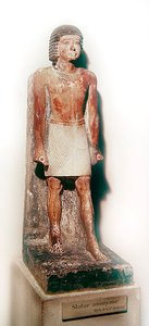 Statue eines stehenden Mannes mit einem weißen Schenti