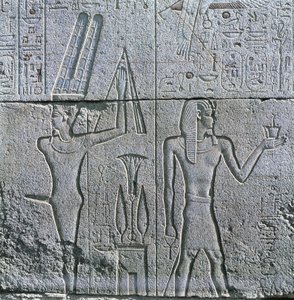 Ägypten, Altes Theben, Luxor, Karnak, Relief des Gottes Min und Philip III Arrhidaeus im Großen Tempel von Amon von Egyptian Egyptian