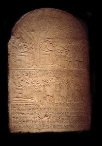 Ägyptische Antike: Kalksteinstele, die Pia zeigt, wie sie den Krokodilgott Sobek verehrt, gefolgt von ihrem Sohn Iy-Hebnef, der dem Gott Opfer darbringt. Aus dem Tempel des Sobek in Dahamsha von Egyptian Egyptian