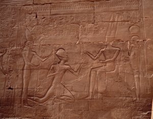 Ägyptische Antiquität: Relief, das die Wände des Tempels von Karnak (Karnac), Ägypten, schmückt.