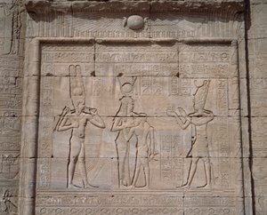 Ägyptische Antike: Blick auf die Flachreliefs des Tempels der Göttin Hathor in Denderah